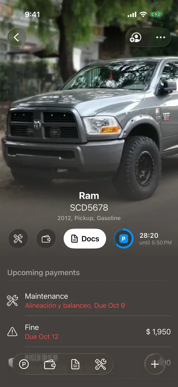 A vehicle’s page with its photo, its buttons and the upcoming payments