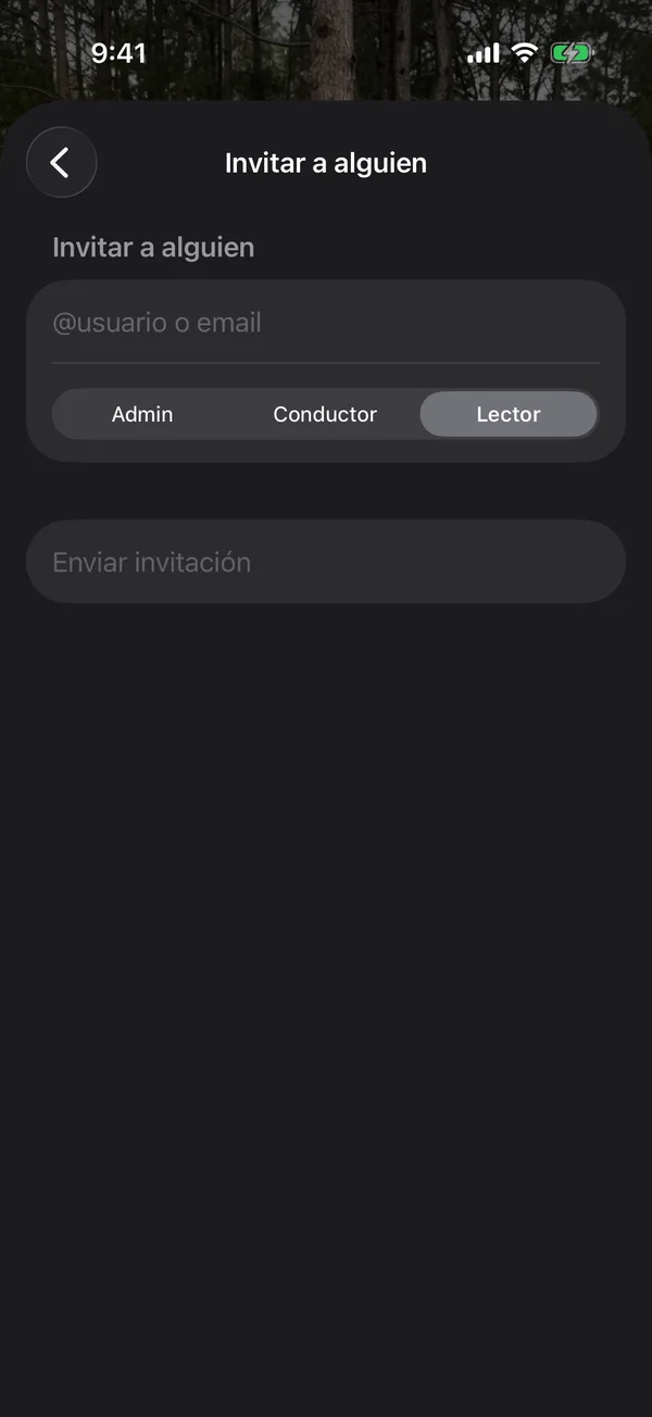 La pantalla Invitar a alguien con el campo de usuario o email y el rol