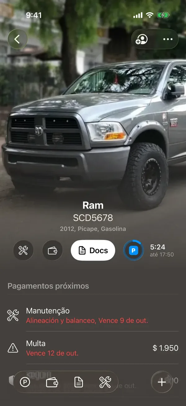 A página de um veículo, com sua foto, seus botões e os pagamentos próximos